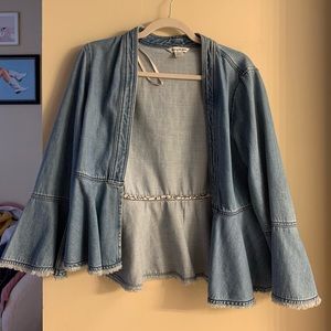 Denim jacket with flares sleeves.